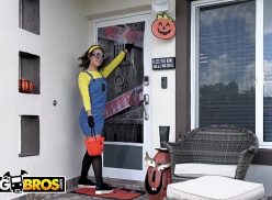 Gatinha oferecendo doces ou travessuras e ganhando rola na boquinha